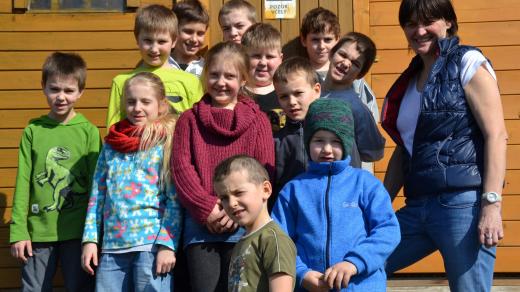 Iva Řezníčková, učitelka ZŠ Bobrová se svými svěřenci z včelařského kroužku