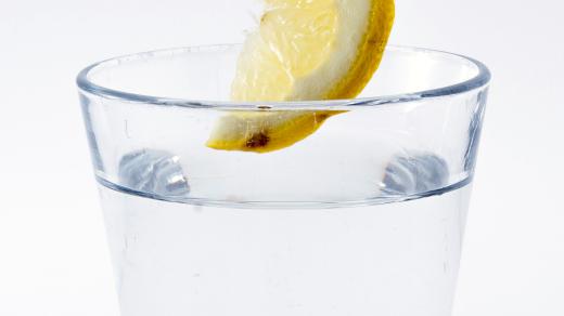 voda s citronem