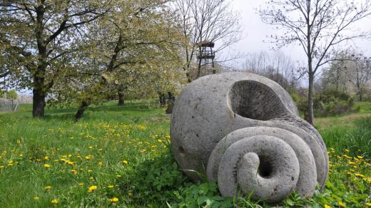 Kamenickou minulost tohoto kraje připomínají sochy rozmístěné pod rozhlednou