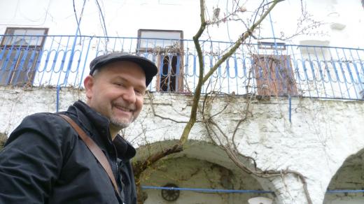 Petr Mirčev u svého domu v Třešti