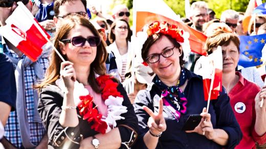 Protivládní demonstrace ve Varšavě. Protest svolala polská opozice, podle níž vládnoucí strana Právo a spravedlnost ohrožuje postavení Polska v Evropské unii