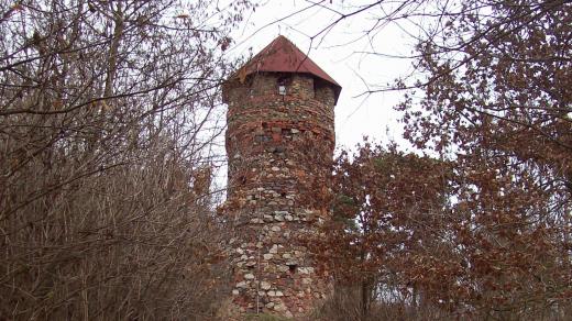 Na vrchu Vochlice se podařilo zachránit starobylou rozhlednu. Je z roku 1881