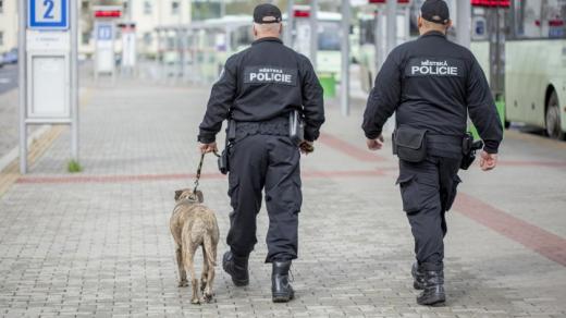 Strážníci na dopravním terminálu v Sokolově