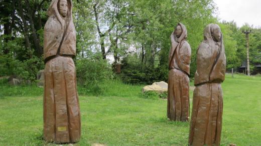 Stezku doplňují dřevěné sochy představující nejen vybájené postavy z pohádek a pověstí, ale i původní obyvatele při práci nebo tanci