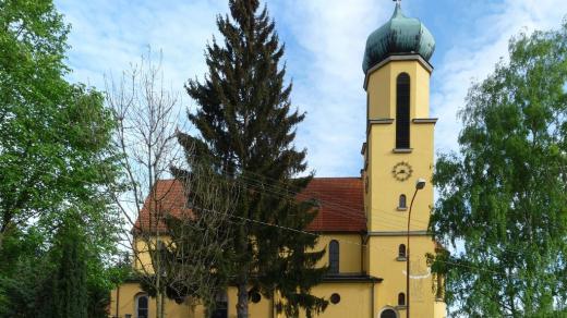 Kostel svatého Jana Nepomuckého v obci Větřní