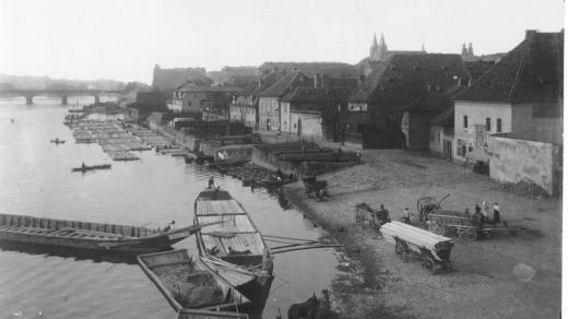 Podskalí s ruchem na Vltavě kolem r. 1900