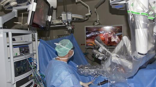 Robotické centrum v Hradci Králové začalo operovat i gynekologické problémy