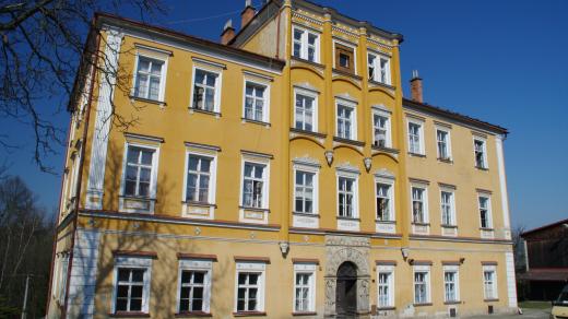 Průčelí zámku z dvorního traktu je výsledkem mnoha přestaveb