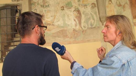 Historik umění Jakub Valášek a redaktor Zdeněk Zajíček u Ježíšova rodokmenu