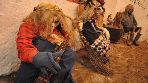 V rohu sedí chlapík milující válečné běsnění, musíte ho zabít skleněnou kulí, aby válka skončila