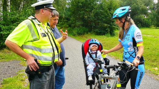 Policisté u cyklistů kontrolují kromě povinné výbavy kola i to, jestli před jízdou nepožili alkohol