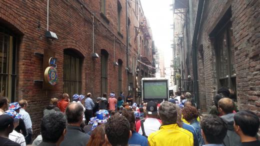 Tam, kde několik generací jen vysypávalo odpadky, se dnes v amerických městech snídá, nakupuje nebo sleduje fotbal (Nord Alley World Cup party v Seattlu