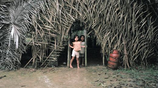 Děti z kmene Huaorani v ekvádorském Národním parku Yasuní (Photo credit: Adrienne)