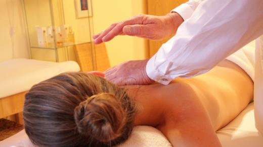 Dornova metoda. To je jemná manuální terapie, pomocí které se klouby a obratle uvádí do správné polohy (ilustrační foto)