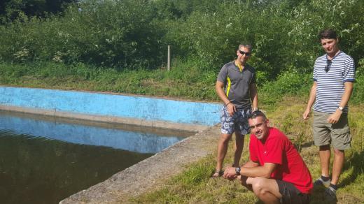 Rastislav Tomeček, Zdeněk Hubáček a Jan Sovadina (zleva) obnovují bývalé koupaliště ve Strašicích na Rokycansku