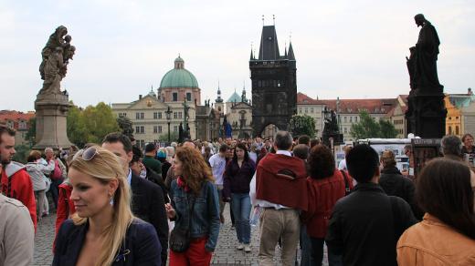 Karlův most přeplněný turisty