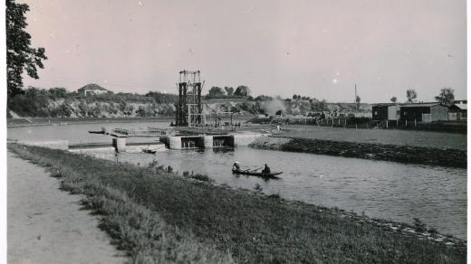 Jez na Chrudimce s vojenskou plovárnou v roce 1934