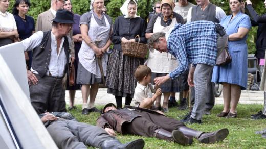 Režisér Jan Svěrák (skloněný vpravo) natáčí ve Slavonicích podle předlohy svého otce Zdeňka Svěráka film Po strništi bos 