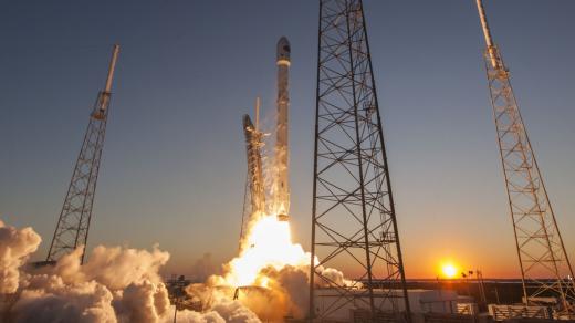 Úspěšný start rakety Falcon 9 v únoru roku 2015
