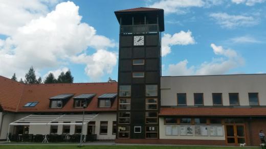 Objektu se říká podle dávného označení Na Husarůvce
