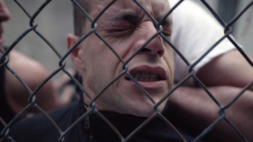 Elliot (Rami Malek) v epizodě seriálu Mr. Robot