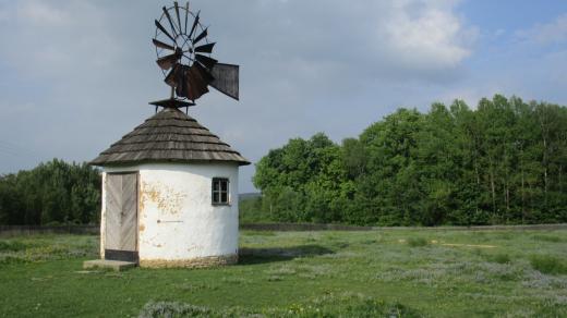 Majitel areálu Zbyněk Vlk se může pochlubit mimo jiné větrným mlýnem