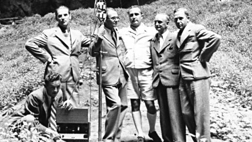 Historicky první vysílání ze dna propasti Macocha v roce 1936: zleva Antonín Šimara, Josef Válka, Dalibor Chalupa, Karel Divíšek, ing. Brandstätter a ing. Ondroušek