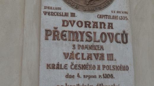 Pamětní deska. Dvorana Přemyslovců s pomníkem Václava III.