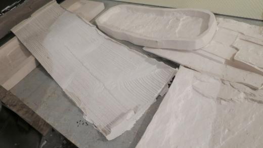 Oblíbené jsou imitace dřevěného obložení, samotná aplikace dlouhou raznicí ale vyžaduje zkušenosti
