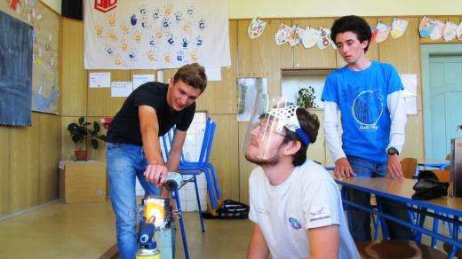 Marek Raja naučil studenty nymburského gymnázia při fyzikálním semináři vyrobit tepelný štít raket