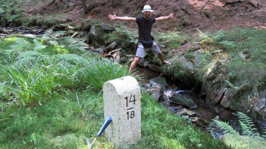 Redaktor Pavel Halla levou nohou v Sasku, pravou v Čechách