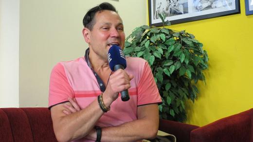Zpěvák Pavel Vítek v radioklubu Českého rozhlasu Hradec Králové