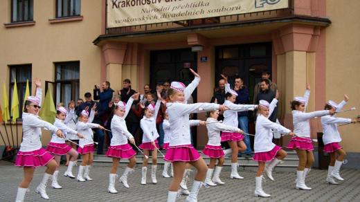 Krakonošův divadelní podzim ve Vysokém nad Jizerou - mažoretky z Rokytnice