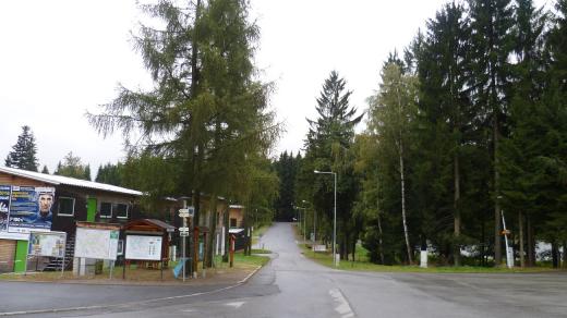 Příjezdová cesta do areálu