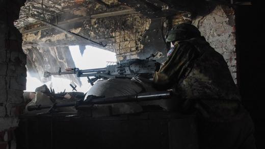 Proruský povstalec v ruinách doněckého mezinárodního letiště