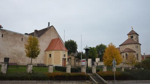 Ve žluté kapli svaté Ludmily a Marty se nachází nejmenší vlastivědné muzeum u nás