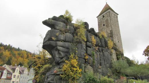Hrad stojí na monumentální skále