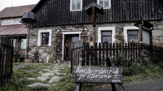 V Ateliéru zvonaře a hrnčířky v Deštném v Orlických horách