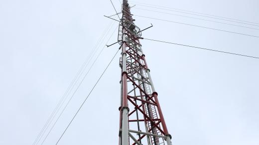 Meteostožár je ukotvený ocelovými lany