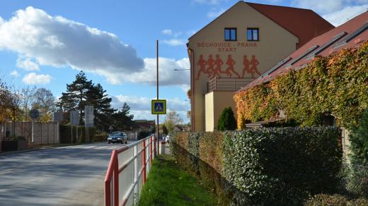 Nejstarší běžecký závod v Evropě míří po Českobrodské ulici směrem do Prahy