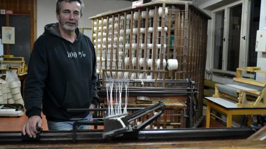 Od roku 1992 je tedy tkalcovská dílna znovu v rukou rodiny Kubákovy a nadále se věnuje výrobě bytového textilu z přírodních materiálů