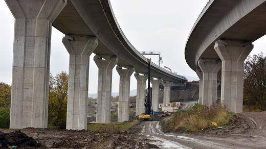 Dálnice D8, poblíž obce Prackovice nad Labem