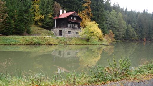 Nejznámější legenda tvrdí, že Karlovské jezero dřív bývalo mnohem větší než dnes a rodili se v něm draci