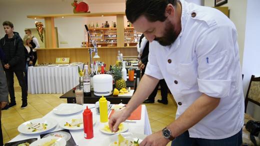 Například kuchař Pavel Drdel jde v přípravě jídla vlastní cestou a dle jeho slov, si rozebere pokrm na malé součástky, které následně znovu poskládá novým kreativním způsobem
