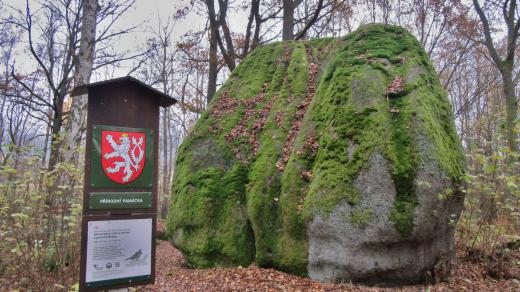 Kynžvartský kámen je od roku 1997 přírodní památkou