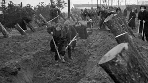Civilisté hloubí zákopy okolo Moskvy