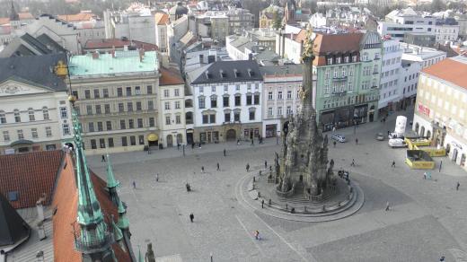 Nepravidelnost náměstí je dodnes viditelná. Z ulice za sloupem zde v raném středověku přitékala voda