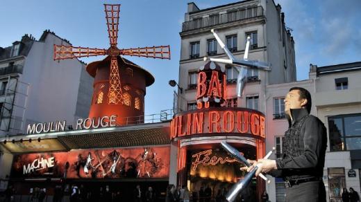 Mario Berousek vystupuje i ve slavném kabaretu Moulin Rouge