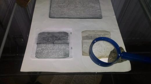 Bible psaná ve vězení na cigaretové papírky