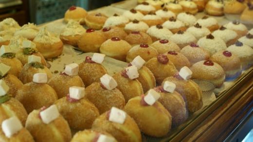 Židům po celém světě začal svátek chanuka. Patří k němu i symbolické koblížky